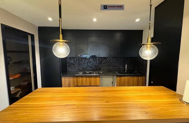 Spacious building with 9 bedrooms, WiFi, fitness room in terrific Nyabira