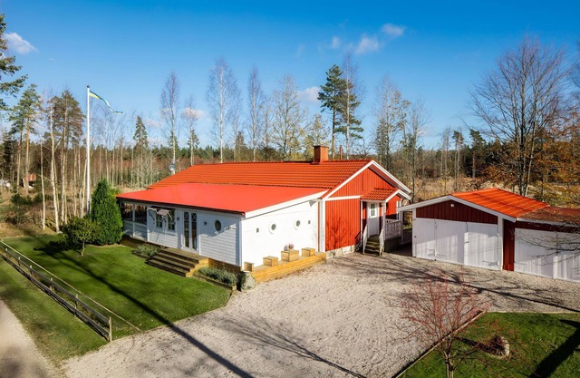 Spacious Cabin for Work Crews, 10 Beds!