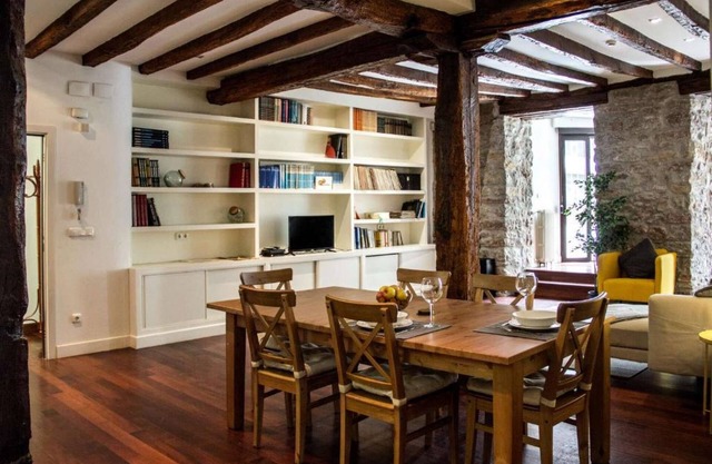 Spacious, Central and Authentic Family Apartment