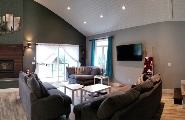 Spacious Chalet For Family Adventures (Pet Friendly!)