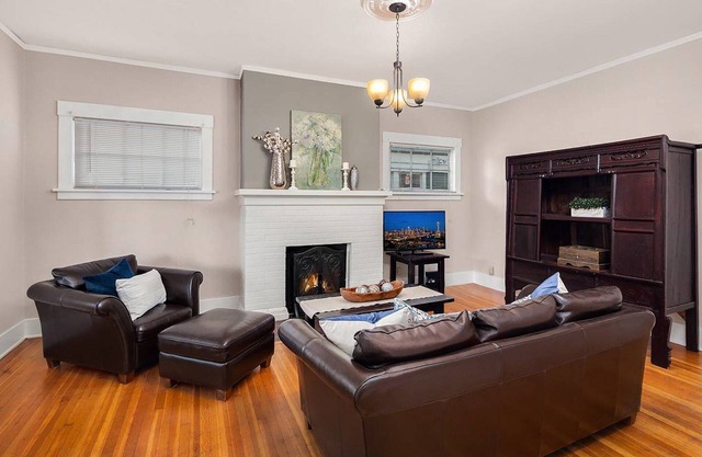 Spacious Charming Craftsman Seattle Apartment