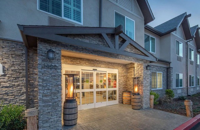 Spacious Coastal Retreat at Aristocrat Hotel - Free Parking and Breakfast!