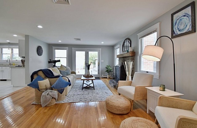 Spacious, Comfy Colonial, minutes to Boston and highways