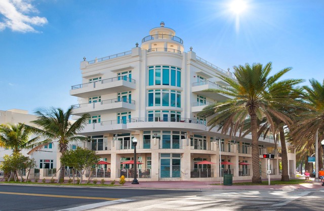 Spacious condo - rooftop pool & incredible location - dog-friendly
