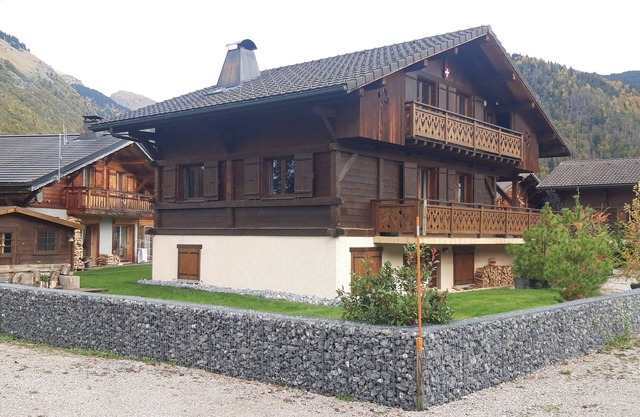 Spacious & cosy family chalet Morzine sleeps 6-8, close to shuttle buses