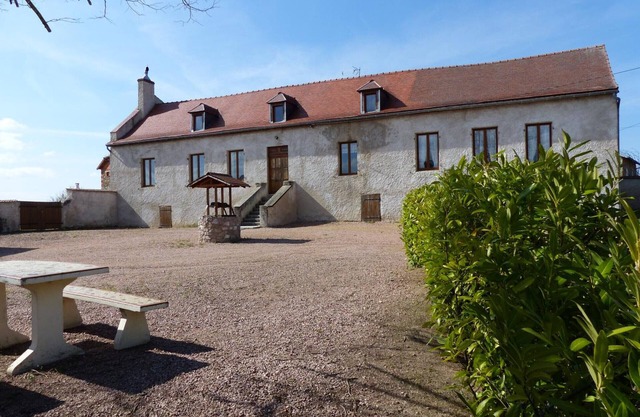 Spacious country house, pets allowed, private parking