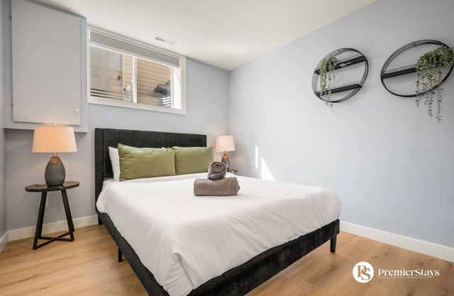 Spacious Cozy Couples Getaway » Queen Bed » Secure