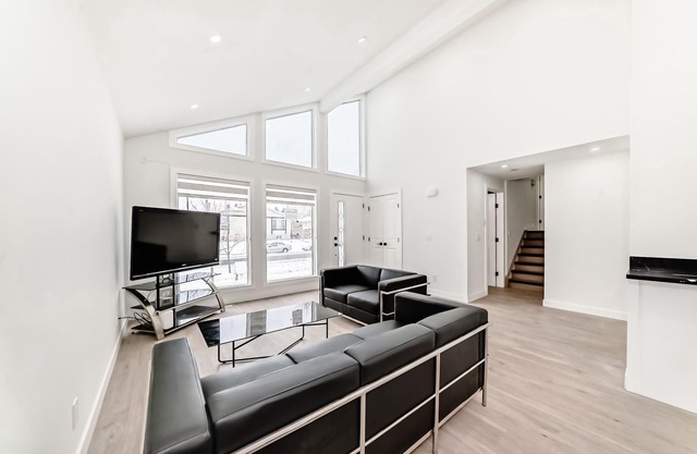 Spacious & Cozy Home w/Modern Amenities in a Quiet Neighbourhood