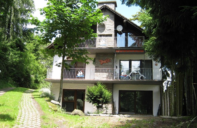 Spacious, cozy vacation apartment with balcony in the Volcanic Eifel