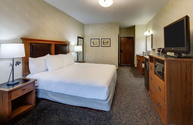 Spacious Deluxe King Suite, Stoney Creek Sioux, 2 Pools, Parking