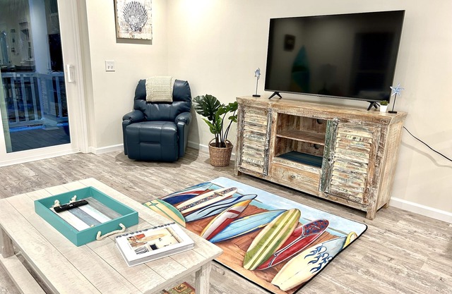 Spacious~Dog Friendly~Partial River View~Heated Pool~BBQ Grill~Gym~Laundry too!