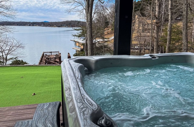 Spacious dog-friendly lakefront house w/dock, hot tub & putting green