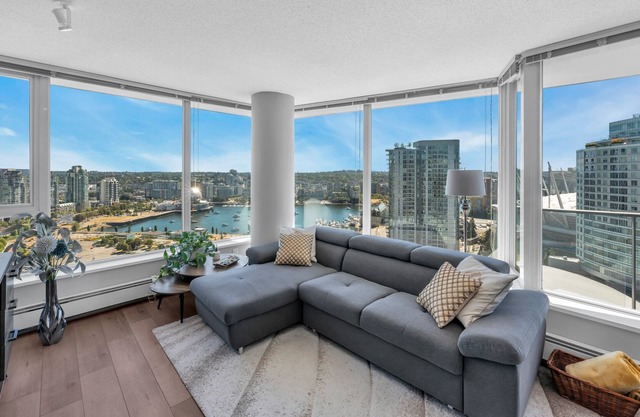 Spacious downtown 2-bedroom-highrise with view, pool, gym