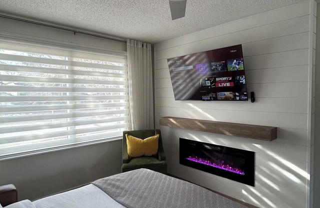 Spacious Dual-Unit Home w King Suite, Sleeps 16 Close to Spruce Meadows