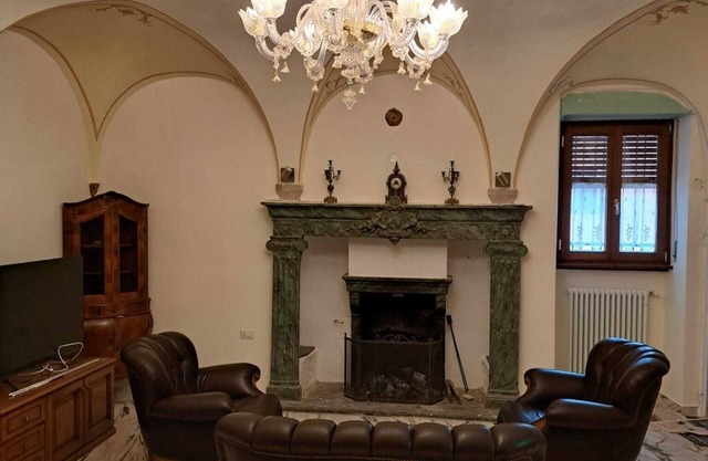 Spacious family apartment with historic charm 10 minutes from Luino