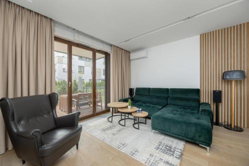 Spacious Family Apartment with Garden & Parking by Noclegi Renters
