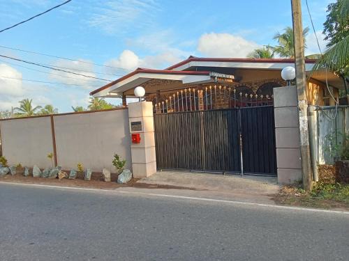 Spacious family holiday Home Near Airport, JAELA, Aussie holiday home