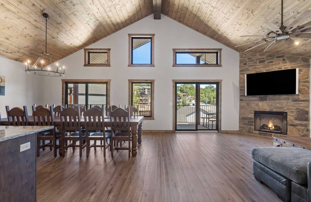 Spacious Family Retreat | Free Boat Slip + Show Tickets