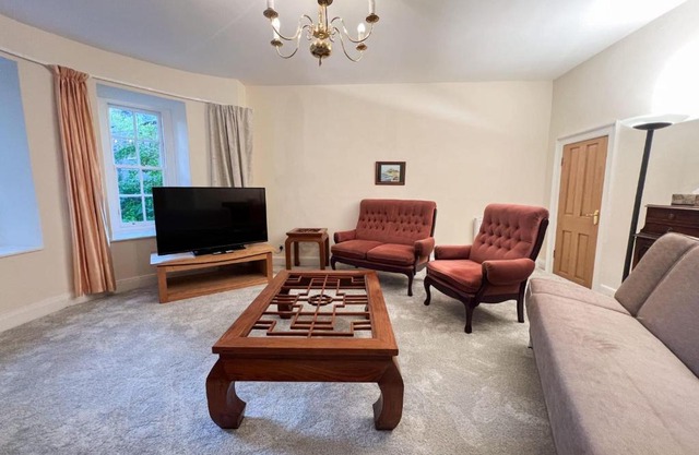Spacious Flat Sleeps 8 near Princes Street