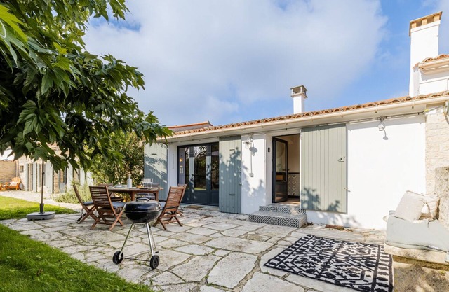 Spacious house with garden and beach within walking distance