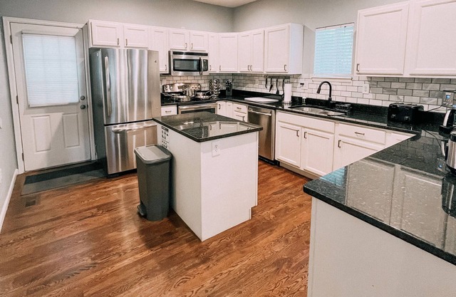 Spacious, Fun, Great for Large Groups 10 min from downtown!