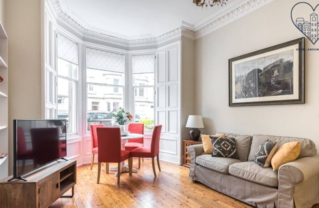 Spacious Ground floor 2 bed apt, in trendy area.