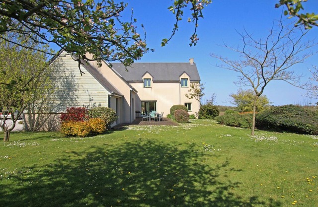 Spacious house with enclosed garden and wifi in Sainte-Marie-du-Mont