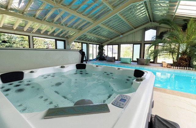 Spacious holiday home with indoor pool, jacuzzi and sauna in Cherveix-Cubas