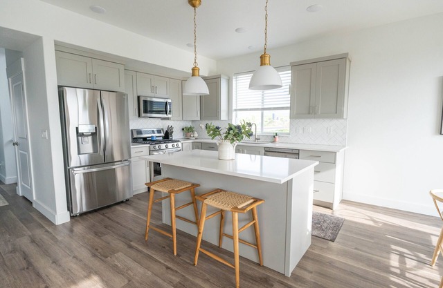 Spacious Home *10 mins to Logan!