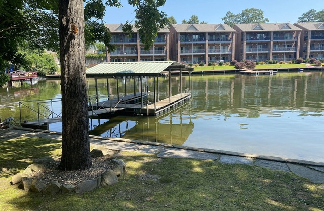 Spacious Home on Lake Hamilton with Covered Boatdock/3 Kayaks