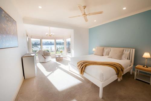 Spacious home on the lake - Private beach