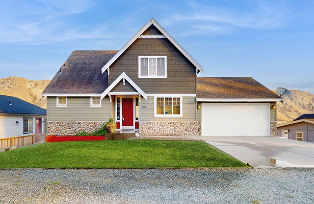 Spacious home w/full kitchen, great location & deck with incredible views