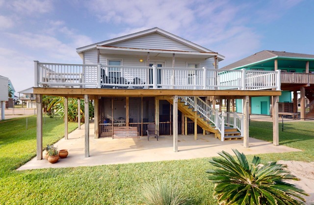 Spacious house with beach access, private balcony and patio