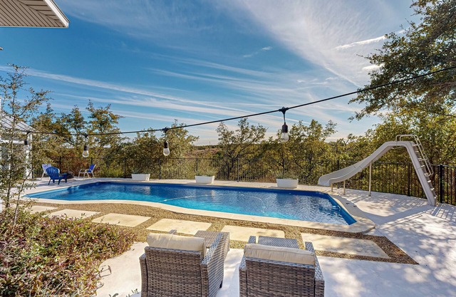 Spacious house with full kitchen, private pool, big patio, fire pit and casita