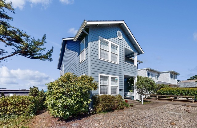 Spacious House with Ocean Views & Three Decks - Close to Town & Walk to Beach