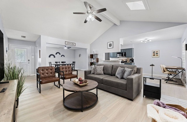 Spacious Humble Retreat - Near IAH & Lake Houston, Sleeps 9