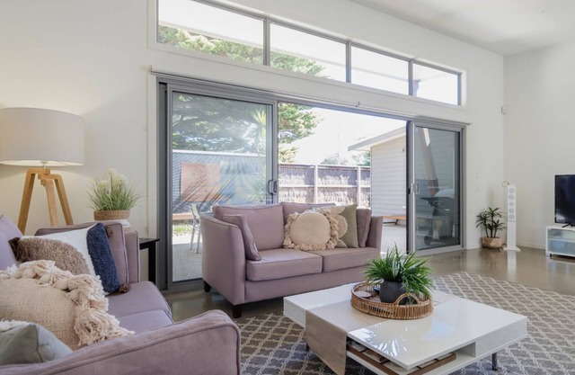 Spacious indoor & outdoor dining areas,BBQ.WiFi,Netflix,Pets