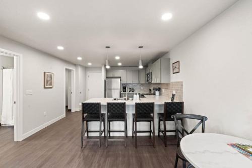Spacious, King Bed, w Pool Table & Brunch Below! 303