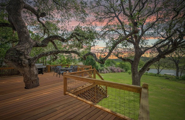 Spacious Lakehouse-Dock-King bds