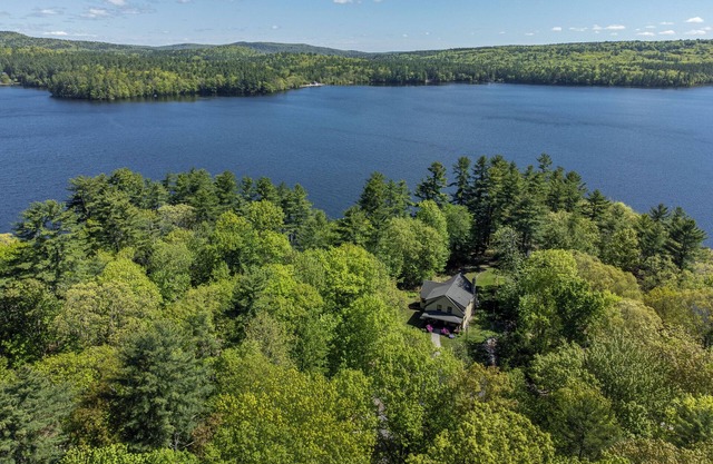 Spacious Lakehouse +Private Dock+Firepit+Kayaks