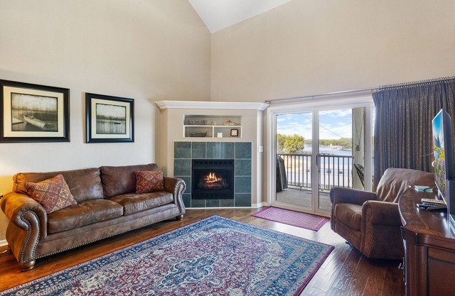 Spacious Lakeview Penthouse with Screened Balcony, Pool, Boat Slip & Lake Access