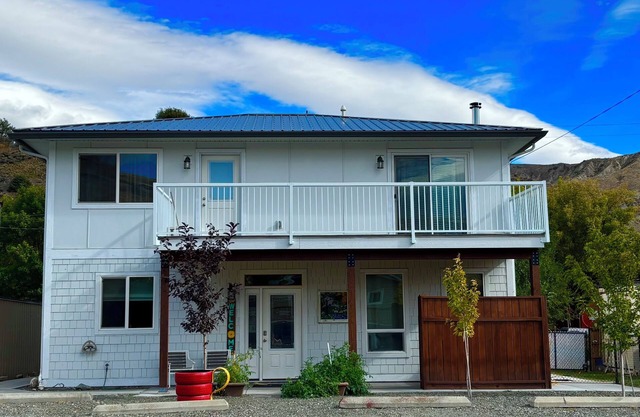 Spacious lane home among desert hills, full kitchen, level parking, easy access