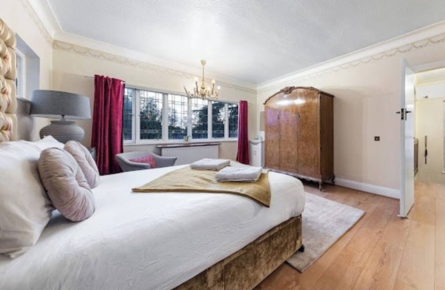 Spacious large house with private parking, perfect for families or groups.