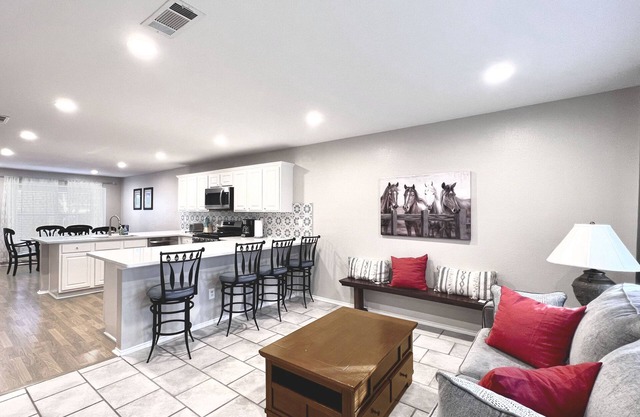 Spacious Living, BBQ, Minutes to DFW Airport, Sleep 16