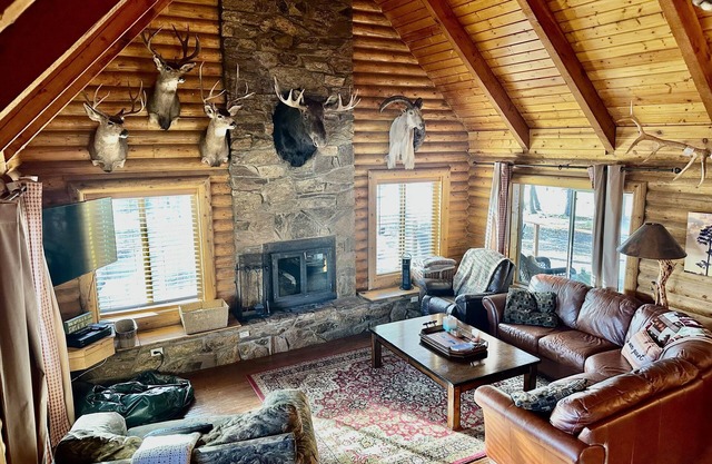 * Spacious Log Cabin Sleeps 10- Happy Jack, AZ *