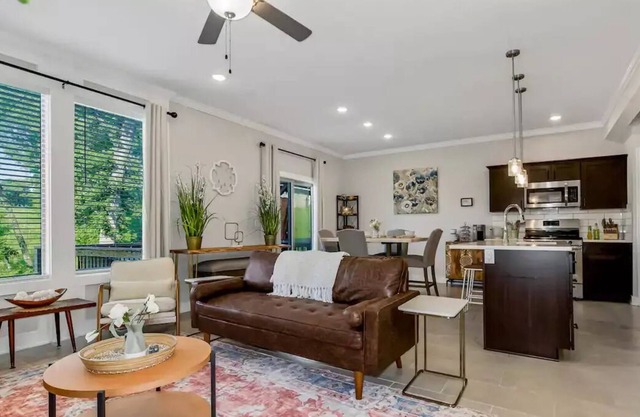 Spacious Luxury Townhouse within 15 Miles of MCI, Zona Rosa and Legends outlet