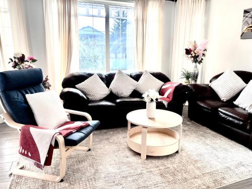 Spacious main floor suite in Detached Bungalow with Parking & Kitchen