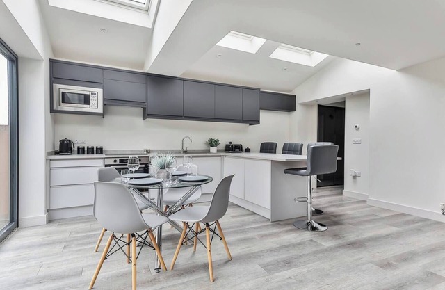 Spacious, Modern 2 bed Apartment with ensuites