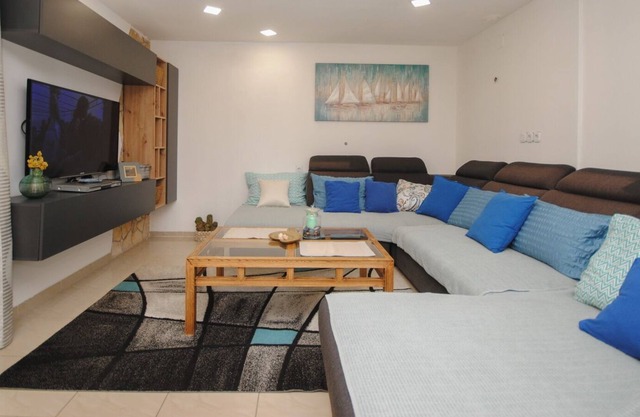 Spacious modern apartment in centre of Vis