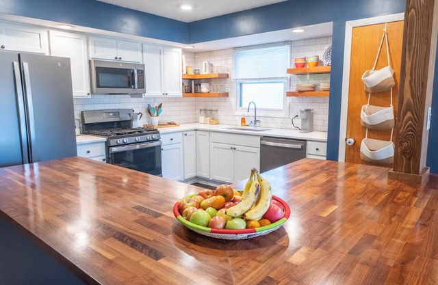 Spacious Modern Bi-Level: Ideal for Groups